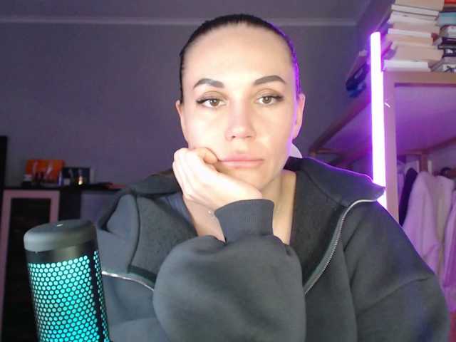 QWEENII's BongaCams show and profile