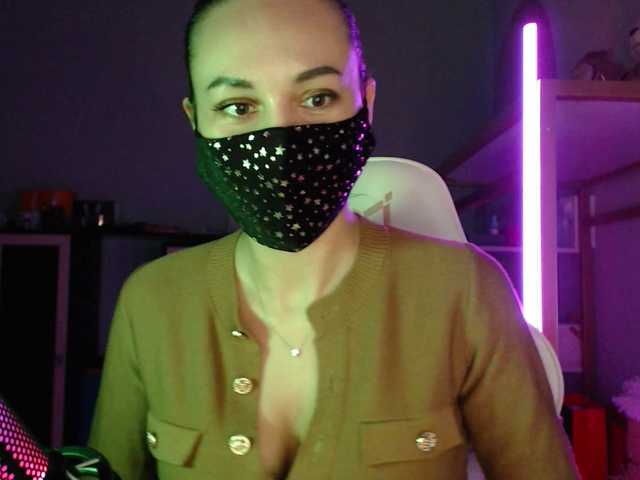 QWEENII's BongaCams show and profile