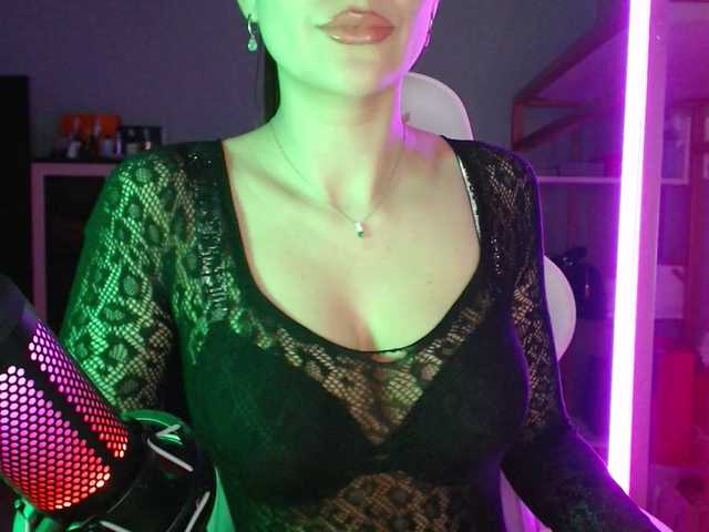 QWEENII's BongaCams show and profile