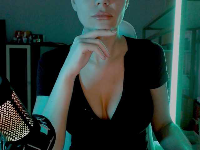 QWEENII's BongaCams show and profile