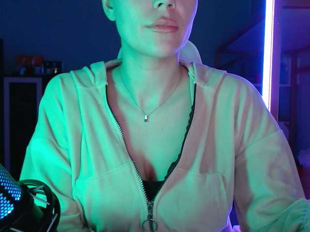 QWEENII's BongaCams show and profile