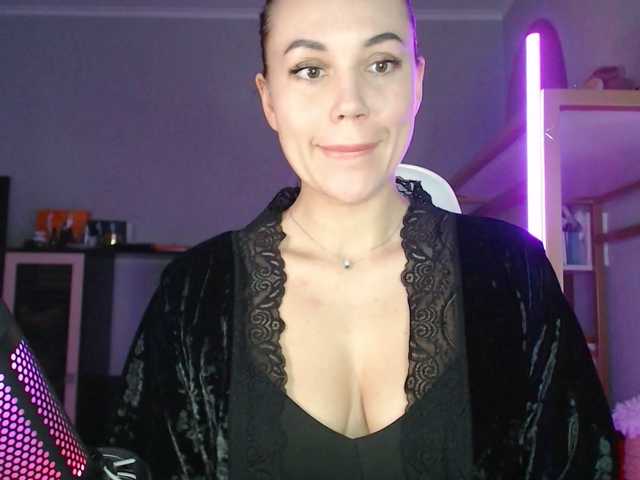 QWEENII's BongaCams show and profile
