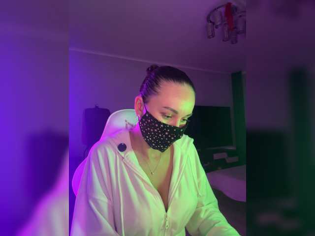 QWEENII's BongaCams show and profile