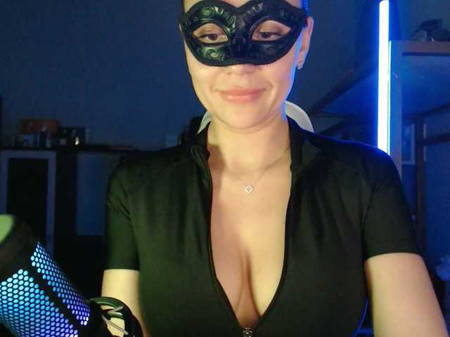 QWEENII's BongaCams show and profile