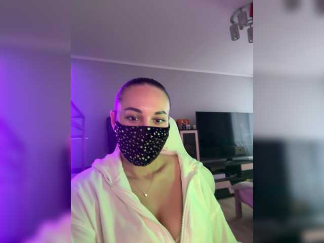 QWEENII's BongaCams show and profile