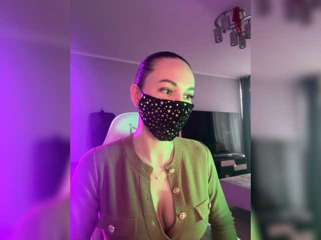 QWEENII's BongaCams show and profile