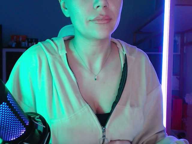 QWEENII's BongaCams show and profile