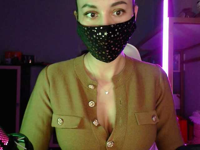 QWEENII's BongaCams show and profile