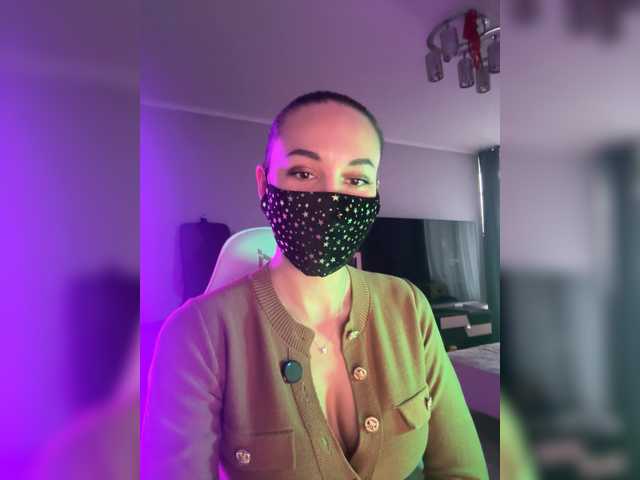 QWEENII's BongaCams show and profile