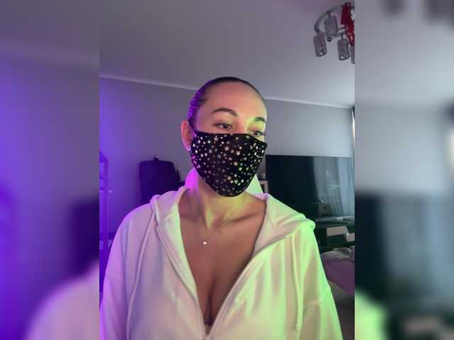 QWEENII's BongaCams show and profile