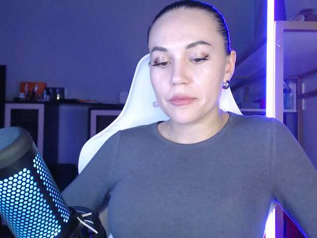 QWEENII's BongaCams show and profile