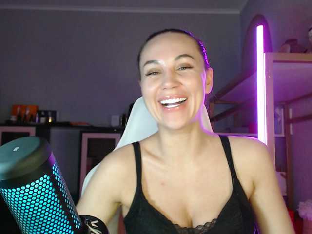 QWEENII's BongaCams show and profile