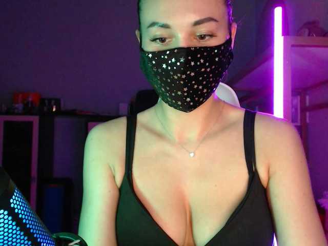 QWEENII's BongaCams show and profile