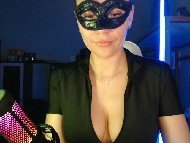 QWEENII's BongaCams show and profile