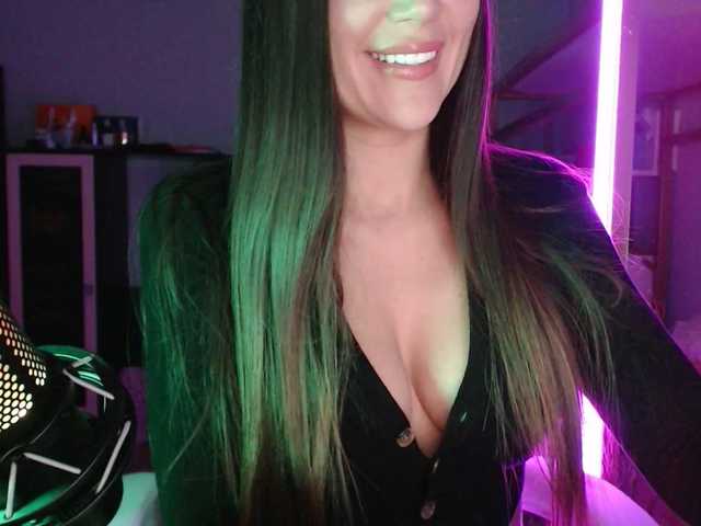 QWEENII's BongaCams show and profile