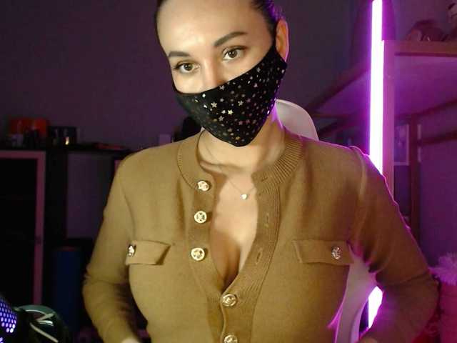 QWEENII's BongaCams show and profile