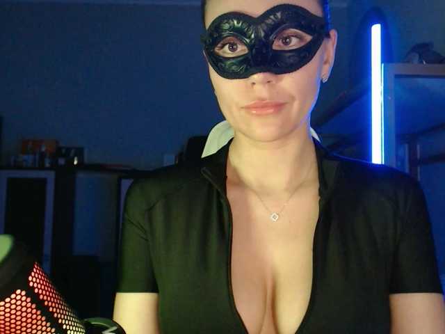 QWEENII's BongaCams show and profile