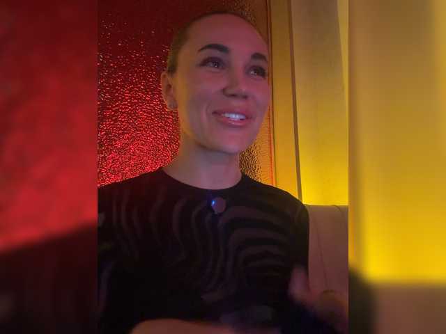 QWEENII's BongaCams show and profile