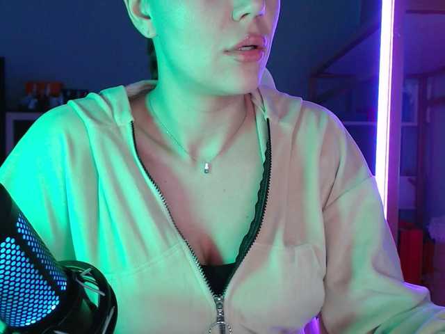 QWEENII's BongaCams show and profile