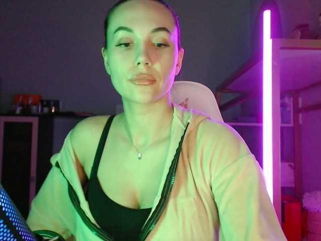 QWEENII's BongaCams show and profile
