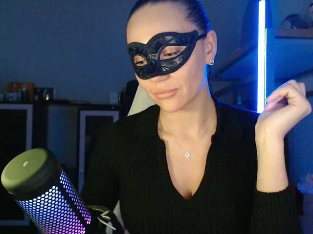 QWEENII's BongaCams show and profile