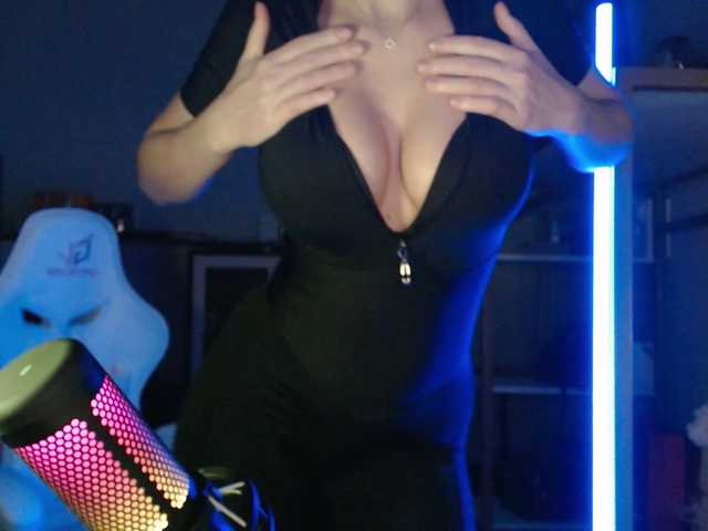 QWEENII's BongaCams show and profile