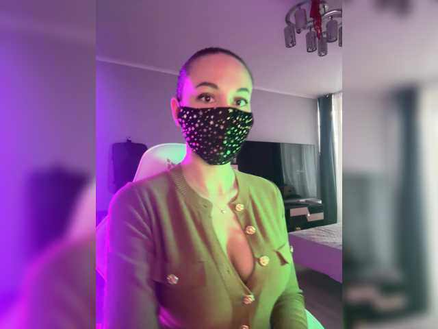 QWEENII's BongaCams show and profile