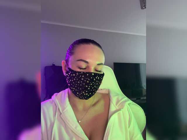 QWEENII's BongaCams show and profile