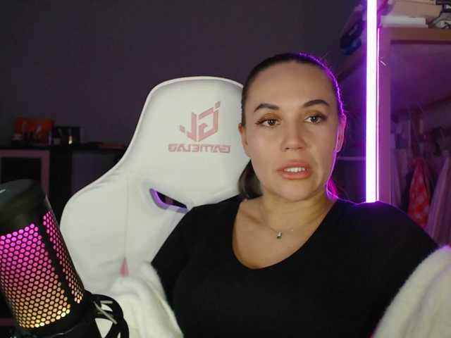 QWEENII's BongaCams show and profile