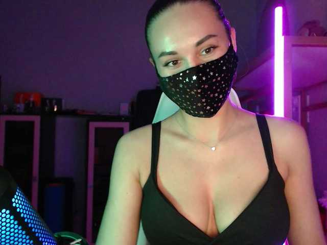QWEENII's BongaCams show and profile