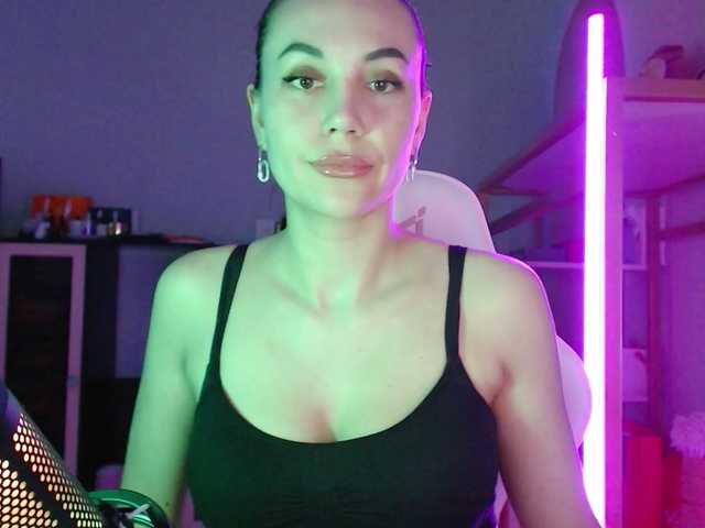 QWEENII's BongaCams show and profile