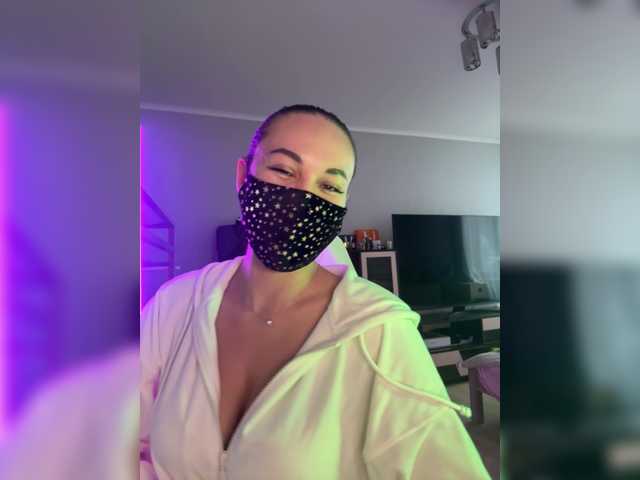 QWEENII's BongaCams show and profile