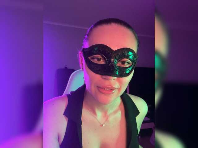 QWEENII's BongaCams show and profile