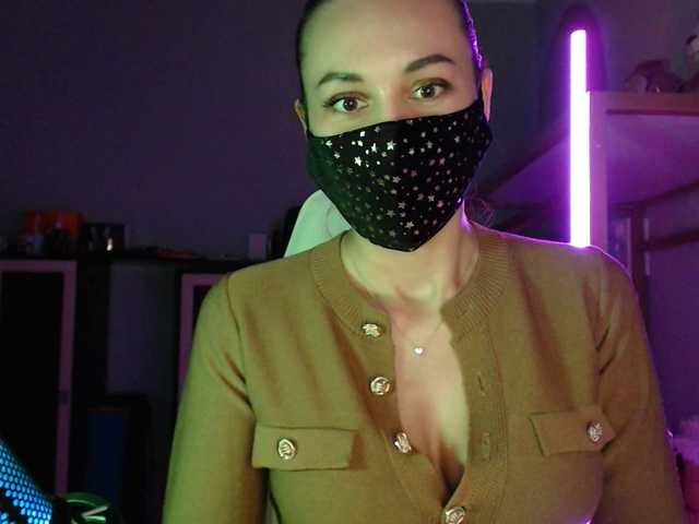 QWEENII's BongaCams show and profile