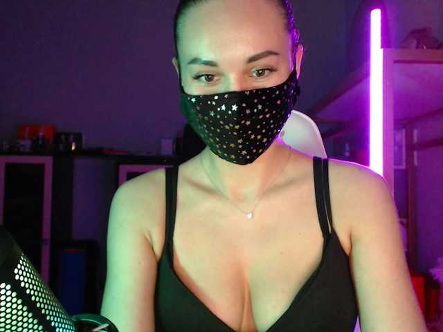 QWEENII's BongaCams show and profile