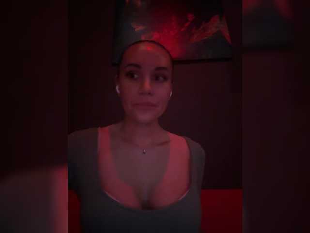 QWEENII's BongaCams show and profile