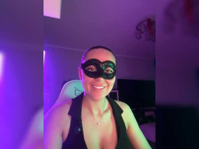 QWEENII's BongaCams show and profile