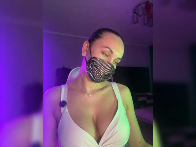 QWEENII's BongaCams show and profile