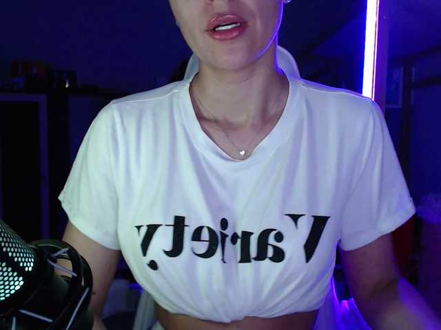 QWEENII's BongaCams show and profile