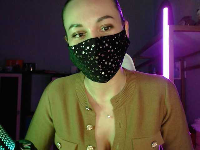 QWEENII's BongaCams show and profile