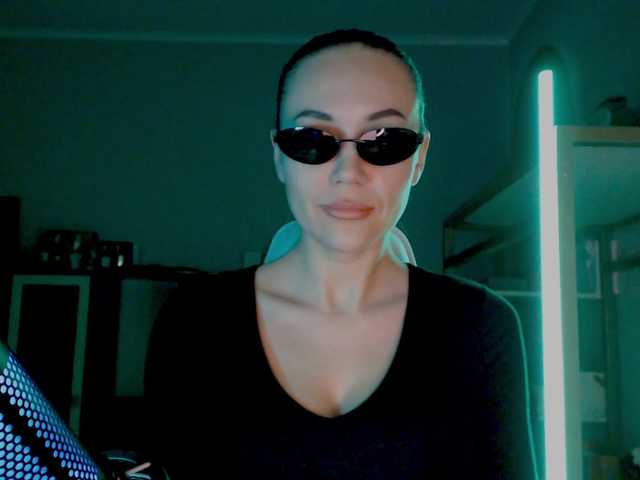 QWEENII's BongaCams show and profile