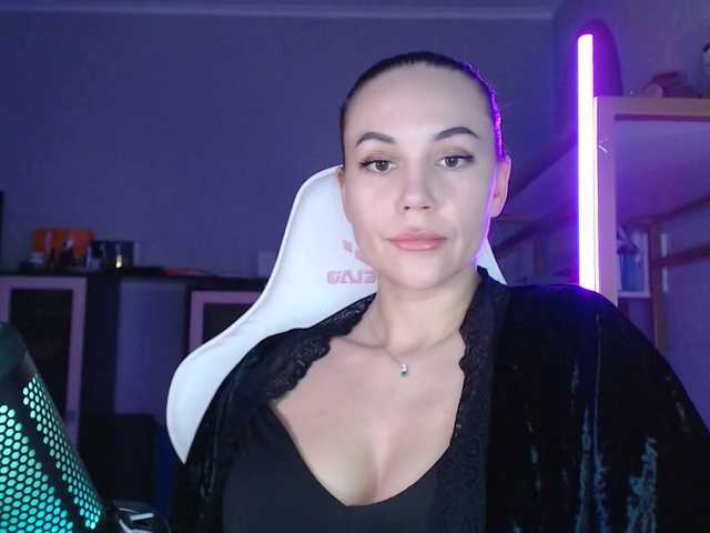 QWEENII's BongaCams show and profile