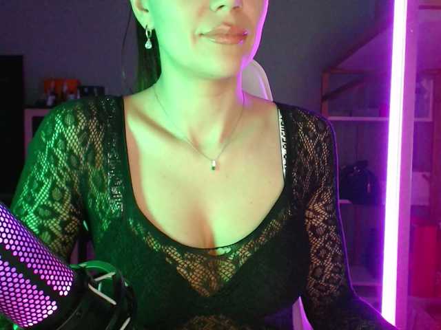 QWEENII's BongaCams show and profile