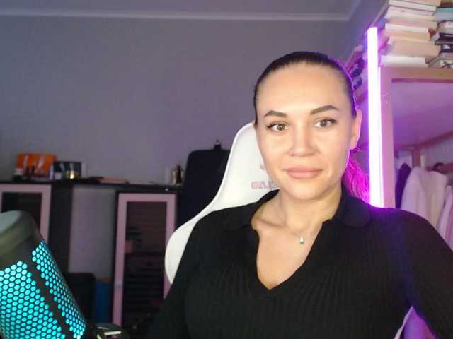 QWEENII's BongaCams show and profile