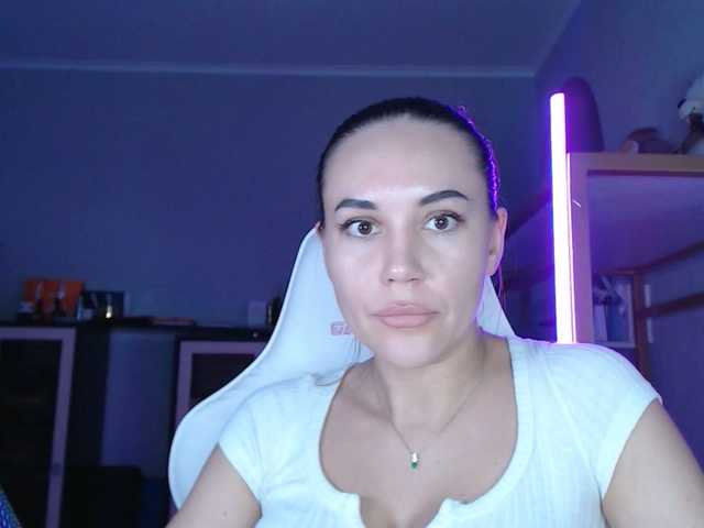 QWEENII's BongaCams show and profile