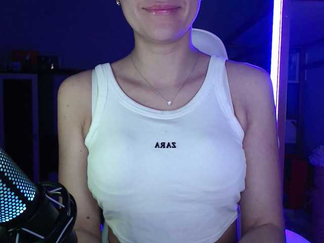 QWEENII live cam profile