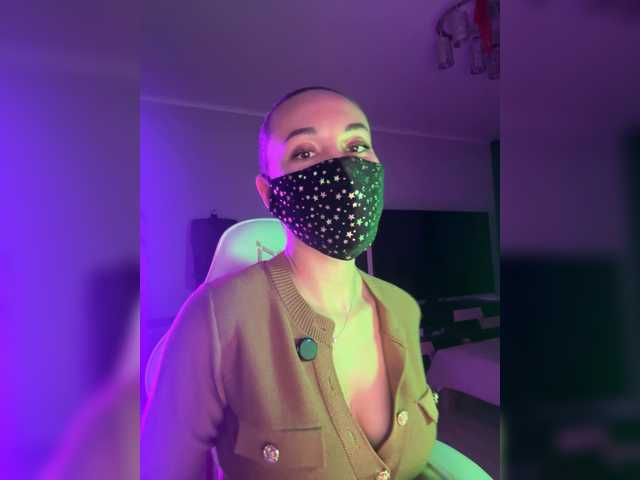 QWEENII's BongaCams show and profile