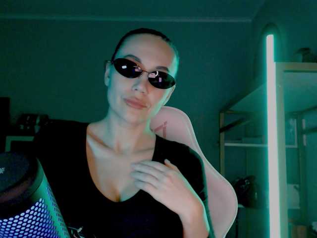 QWEENII's BongaCams show and profile