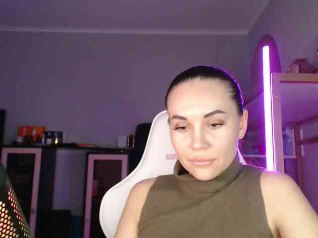 QWEENII Live Webcam on BongaCams