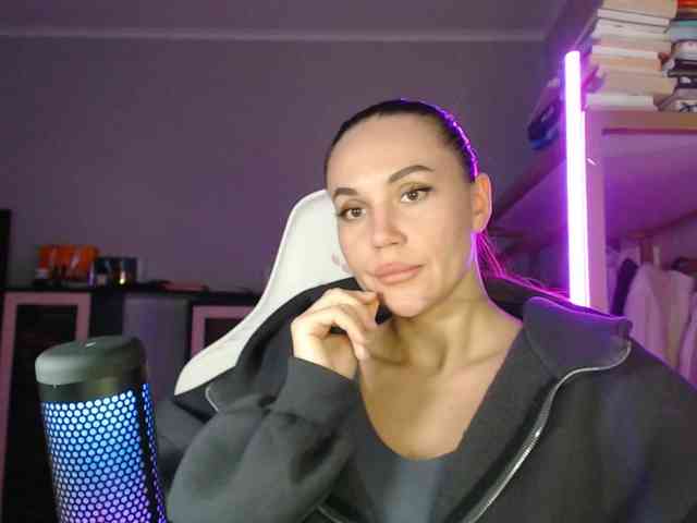 QWEENII Live Webcam on BongaCams